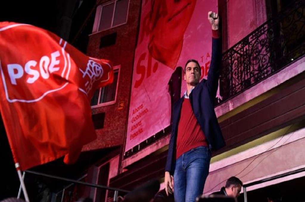 PM Spanyol Pedro Sanchez berpose di hadapan para pendukungnya usai mengetahui hasil pemilu, Minggu 10 November 2019 . (Foto: AFP)