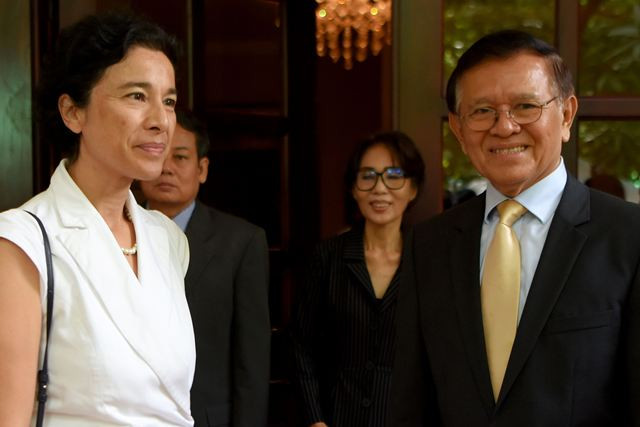 Pemimpin oposisi Kamboja, Kem Sokha bertemu Dubes Prancis untuk Kamboja, Eva Nguyen Binh. (Foto: AFP).