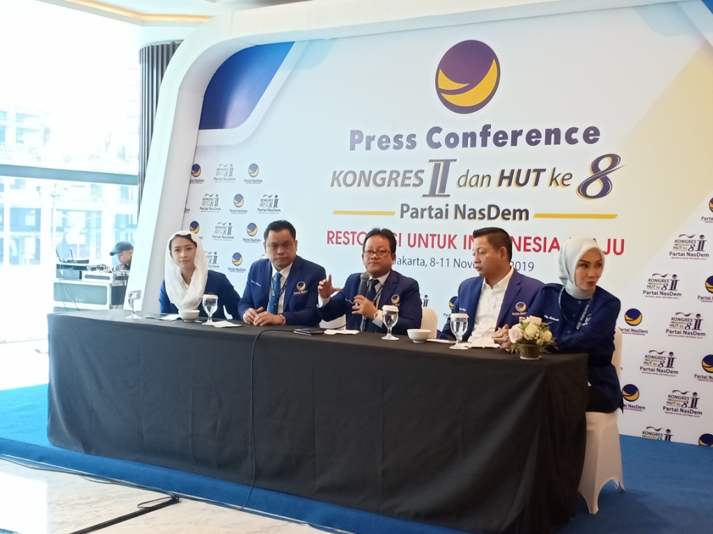 Wakil Ketua Steering Committee Kongres II Partai NasDem Sugeng Suparwoto (tengah) di JIExpo Kemayoran, Jakarta Pusat. Foto: Medcom.id/Cindy