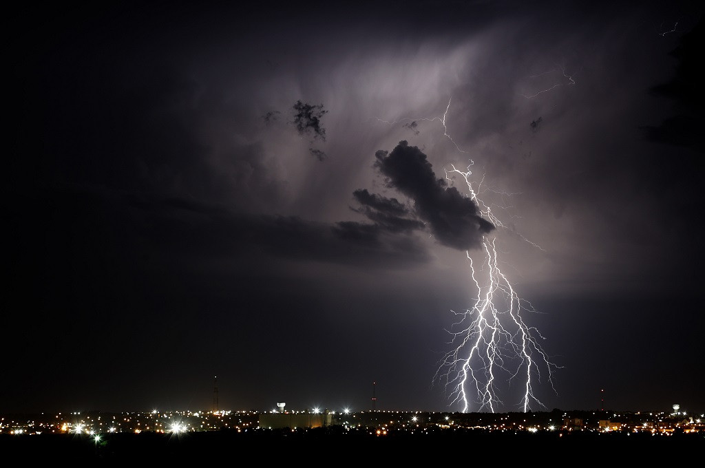 Peneliti dari EPFL School of Engineering menemukan metode memprediksi waktu petir akan menyambar.