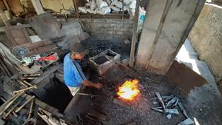 Perajin Alat Tani Tak Gentar dengan Impor Cangkul