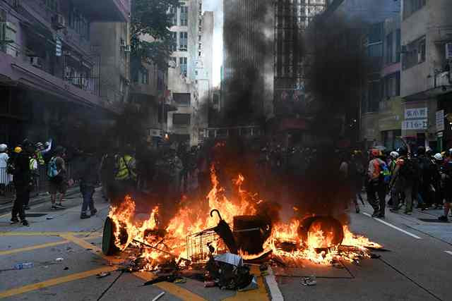 Diduga Pedemo Dibakar di Tengah Protes Hong Kong