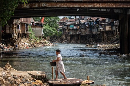 Warga beraktivitas di bantaran Sungai Ciliwung, Jakarta. Foto: Aprillio Akbar/Antara
