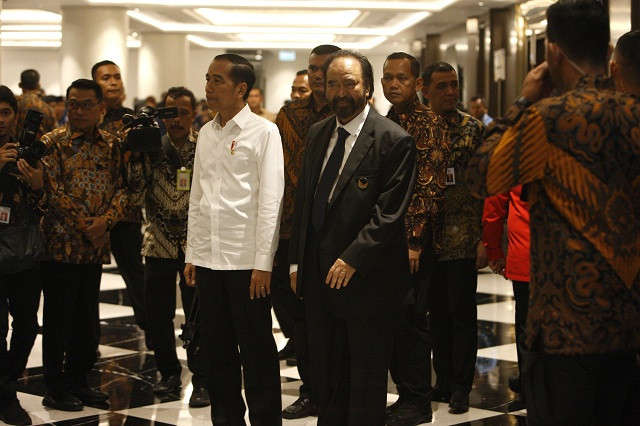 Ketua Umum Partai NasDem Surya Paloh (kanan) dan Presiden Joko Widodo berjalan bersama seusai hadir dalam penutupan Kongres Ke-II Partai NasDem, JIEXPO Kemayoran, Jakarta, Senin (11/11) malam. Foto: MI/Susanto
