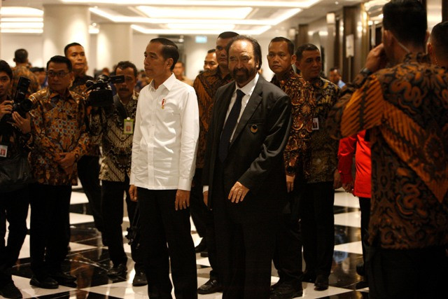 Pelukan Erat Jokowi untuk Surya Paloh
