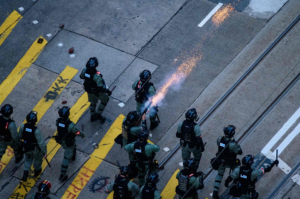 Polisi Hong Kong menembakkan gas air mata di Causeway Bay, 11 November 2019. (Foto: AFP/ANTHONY WALLACE)