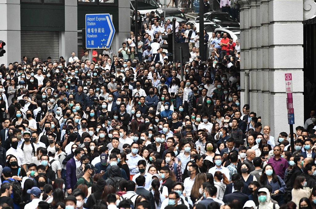 Ratusan hingga ribuan orang ikut serta dalam aksi unjuk rasa di Hong Kong, 12 November 2019. (Foto: AFP/ANTHONY WALLACE)