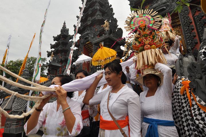 Suasana Upacara Piodalan dan Pemlaspasan Pura di Palu