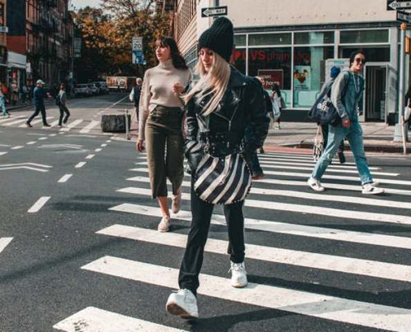 Aktivitas fisik sederhana yang bisa diterapkan dalam kehidupan sehari-hari yaitu dengan hanya berjalan. (Ilustrasi--Pexels)