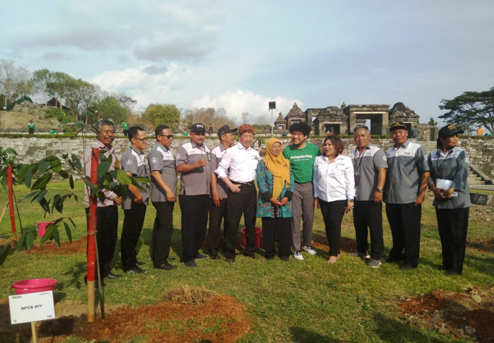 Ratusan Mahasiswa Tanam Pohon di Situs Ratu Boko