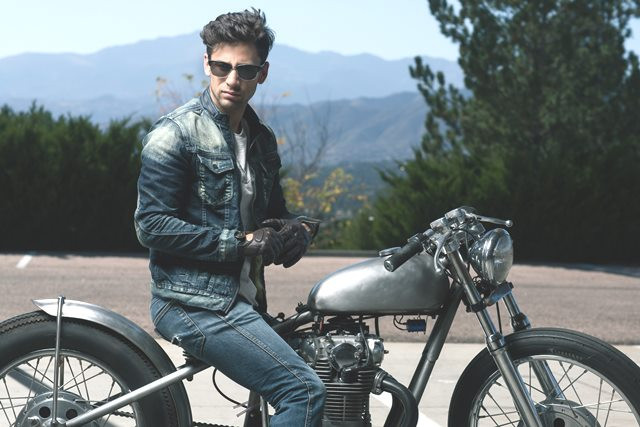 Jaket denim emang enggak ada matinya. Coba jenis jaket lainnya yang bisa kamu sontek. (Foto: Pexels.com)
