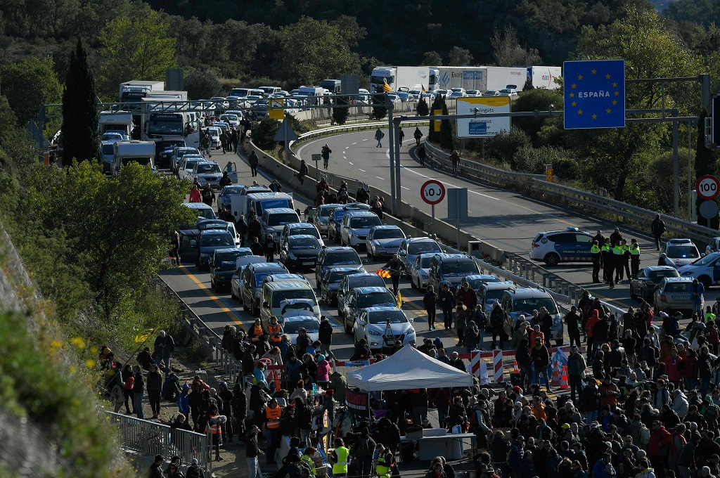 Ratusan separatis Catalonia memblokade jalan raya AP7 yang menghubungkan Spanyol dan Prancis, 11 November 2019. (Foto: AFP/LLUIS GENE)