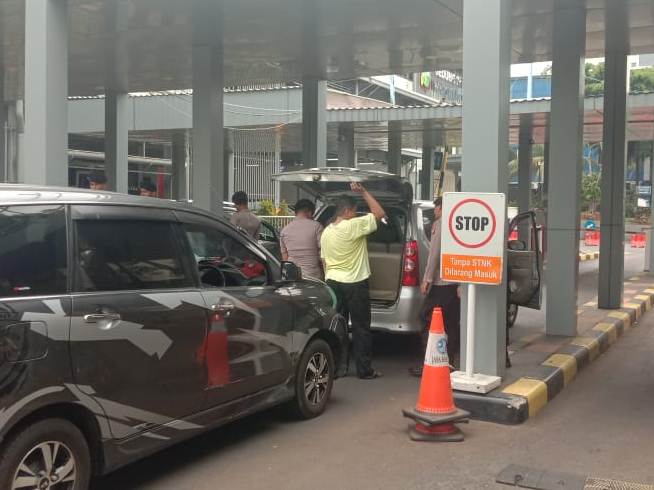 Polisi memeriksa mobil yang masuk Polda Metro Jaya. Foto: Medcom.id/Candra Yuri Nuralam