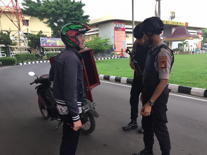 Personel Khusus Jaga Pintu Depan Mapolda Sumsel