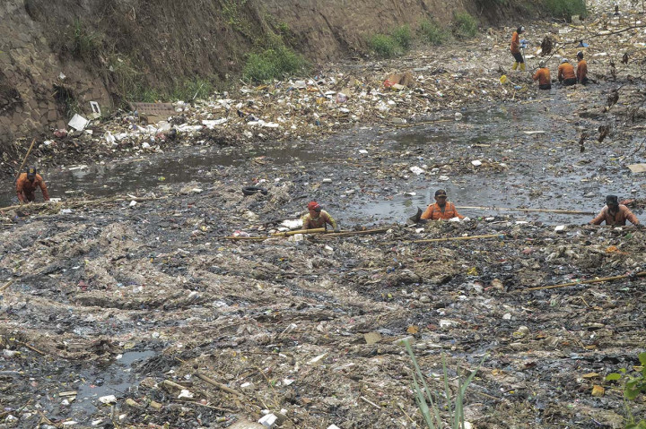 Lagi-lagi Sampah Menumpuk di Kali Jambe