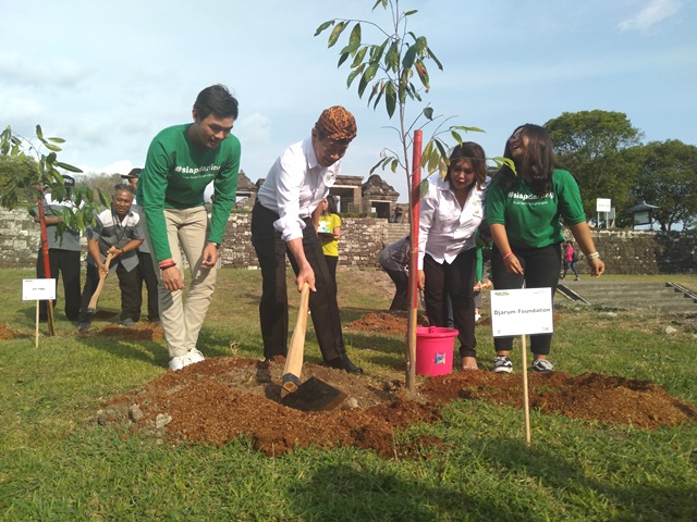 Hijaukan Candi, Aksi Tanam Pohon Terus Dilakukan
