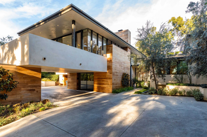 Rumah Abad Pertengahan Produser 'A Star Is Born' Dijual