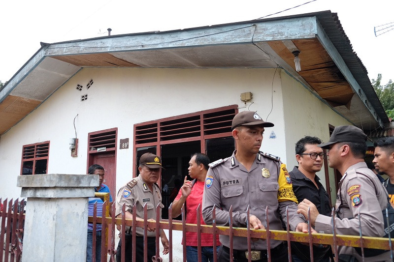 Polisi berjaga di depan rumah keluarga terduga pelaku aksi bom bunuh diri Mapolrestabes Medan, di Jalan Jangka, Gang Tenteram, Medan. Foto: ANT/Irsan Mulyadi