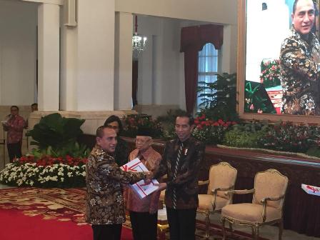 Jokowi Serahkan DIPA dan Alokasi Transfer Daerah 2020