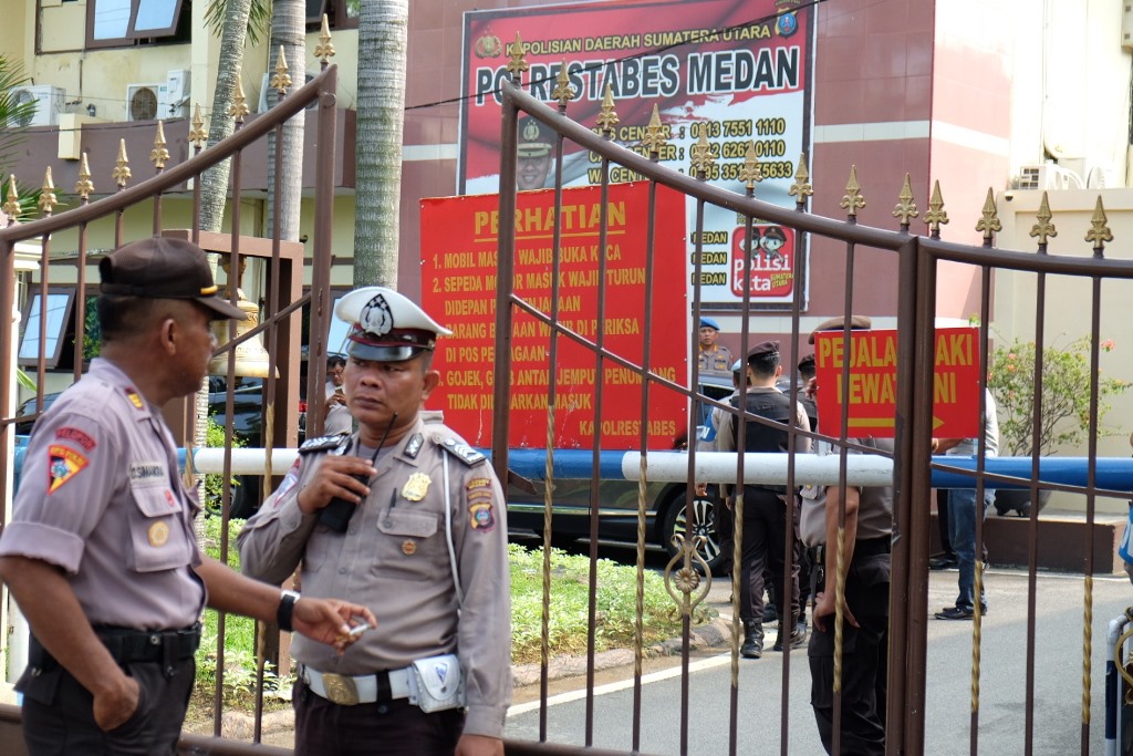 Polisi berjaga di depan gedung Mapolrestabes Medan pascaaksi bom bunuh diri yang dilakukan seorang pemuda, di Medan, Sumatra Utara. (Foto: ANTARA/Irsan Mulyadi)