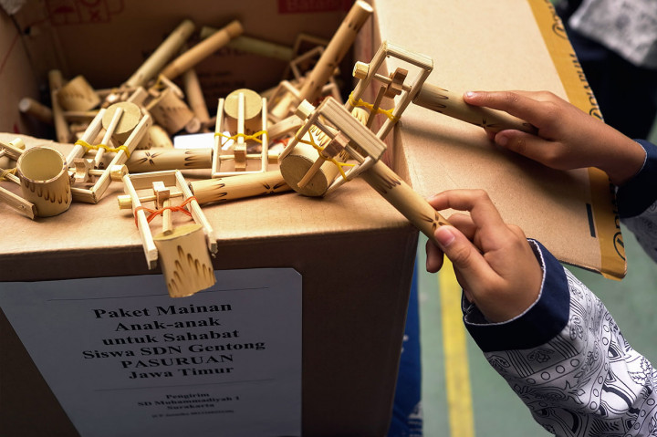 Mainan Othok-othok untuk Siswa SDN Gentong Pasuruan