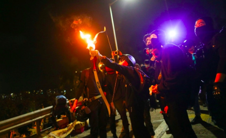 Panah Berapi Digunakan Pedemo Hong Kong Hadapi Polisi