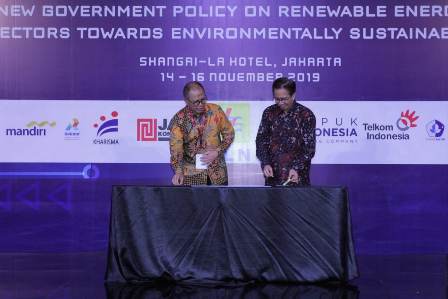 Direktur Teknologi Pupuk Indonesia M. Djohan Safri dan Rektor ITS Prof. Mochamad Ashari melakukan serah terima bantuan. Foto: Husen Miftahudin/Medcom.id