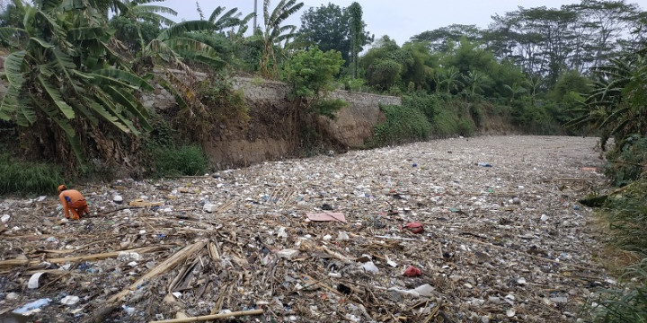 Kali Jambe Bekasi Kembali Diselimuti Sampah