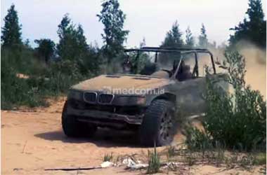 Modifikasi Mobil Off Road dari BMW X5 Rongsokan