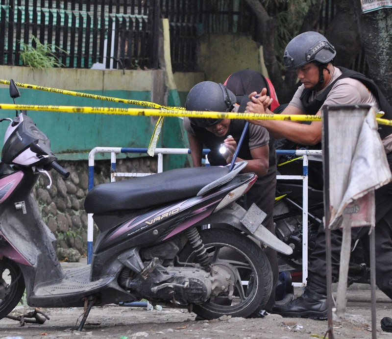Tim Jibom Polda Sumut memeriksa motor diduga milik pelaku bom bunuh diri. Foto: ANT/SEPTIANDA PERDANA