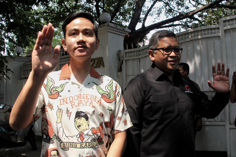 Gibran Rakabuming dan Sekjen PDI Perjuangan Hasto Kristiyanto. MI/Francisco Carolio.