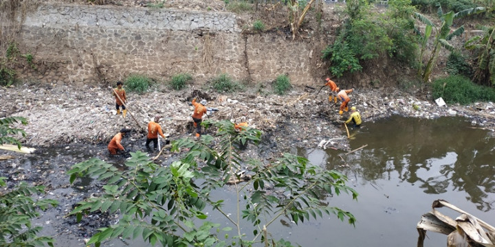 330 Ton Sampah Diangkut dari Kali Jambe Bekasi