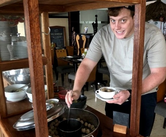 Nick berujar kalau makanan adalah bagian dari budaya Indonesia (Foto: Dok. Nicholas Molodysky/Instagram @masak2dengannick)