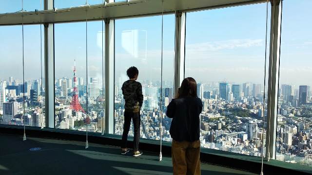 Menikmati pemandangan kota dari Tokyo Sky View. (Foto: Dok. Foto: Dok. Luhur Hertanto)