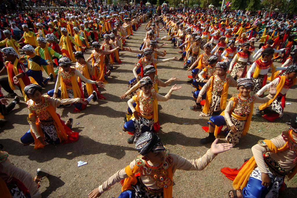 Aksi 2019 Penari Topeng Hibur Warga Tegal