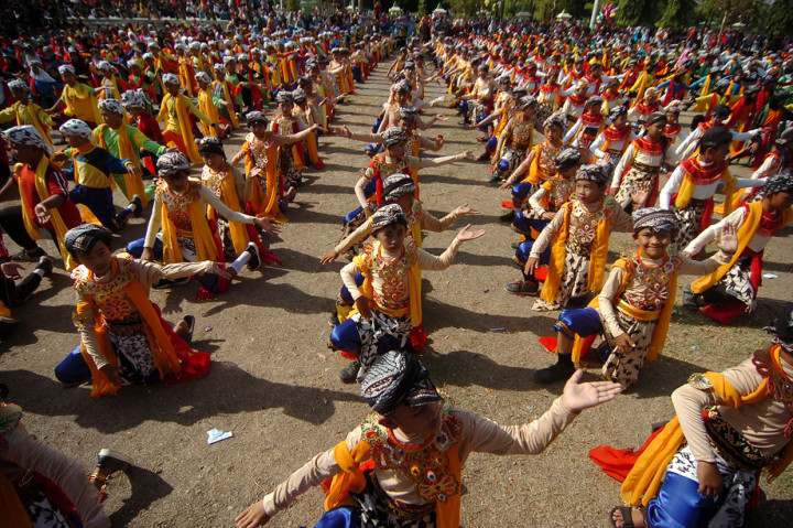 Aksi 2019 Penari Topeng Hibur Warga Tegal