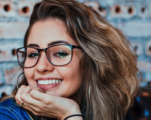 Bagi kamu yang punya wajah bulat, jangan khawatir karena beberapa potongan rambut bisa kamu sontek seperti berikut ini. (Foto: Pexels.com)