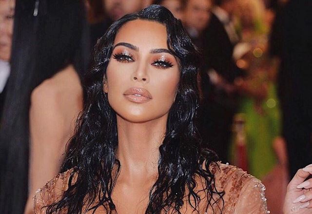 Perlu effort yang lebih untuk bisa tampil wet look secanggih Kim. Ia pun punya tim beauty untuk bisa tampil wet look dengan sempurna. (Foto: Dok. Instagram Kim Kardashian/@kimkardashian)