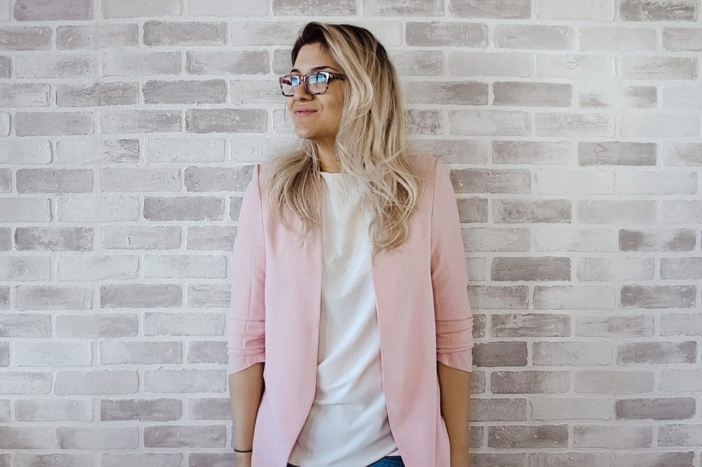 Siapkan saja cardigan walaupun cuaca panas. Warna pastel bisa jadi pilihan kamu, karena bisa mengurangi panas ketika terkena matahari.(Foto: Pexels.com)