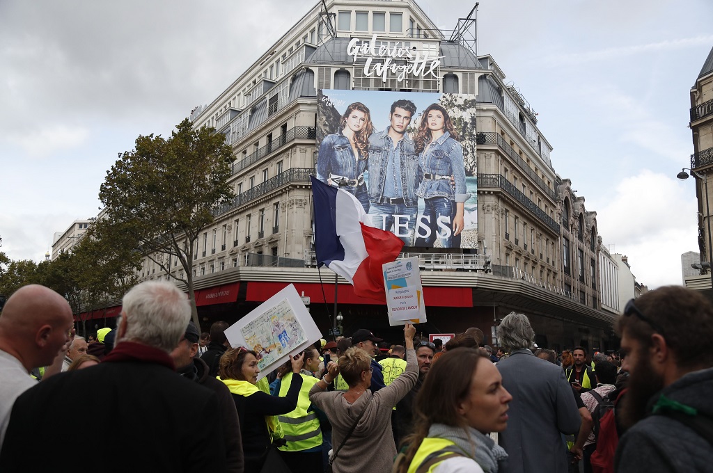 Demonstran Rompi Kuning berunjuk rasa di depan Galeries Lafayette di Paris, Prancis, 28 September 2019 . (Foto: AFP/ZAKARIA ABDELKAFI)