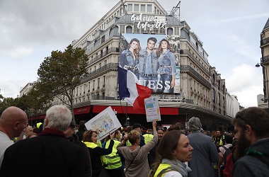 Pedemo Rompi Kuning Duduki Pusat Perbelanjaan Paris