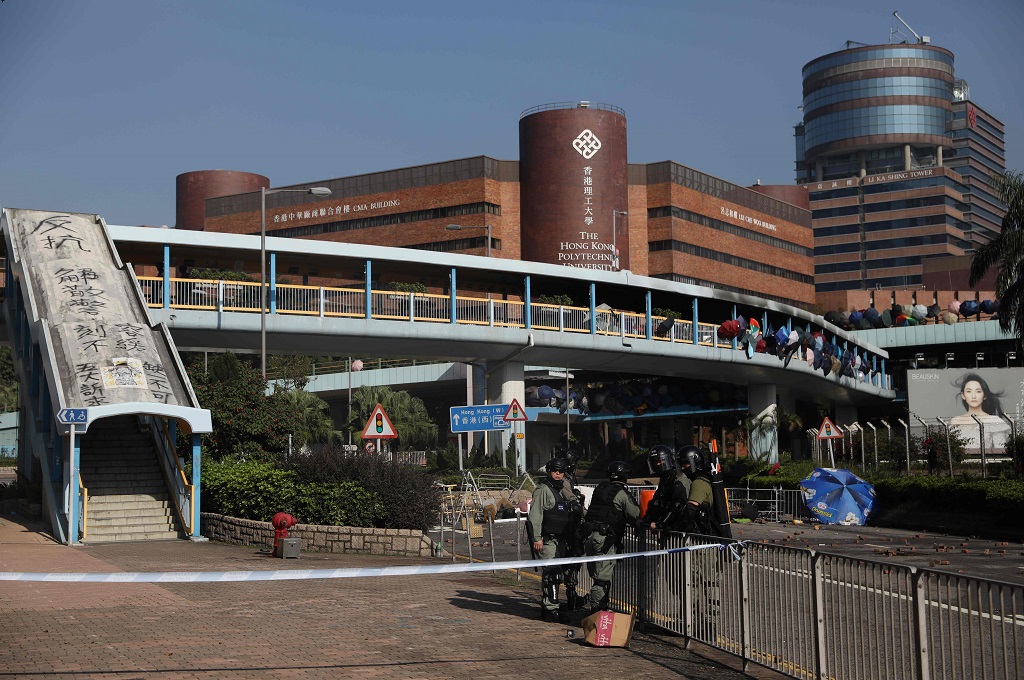 Polisi antihuru-hara berada dekat sebuah akses menuju Hong Kong Polytechnic University di distrik Hung Hom, Hong Kong, Senin 18 November 2019 . (Foto: AFP./DALE DE LA REY)