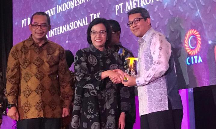 Sri Mulyani Beri Penghargaan Perpajakan ke Adaro Energy