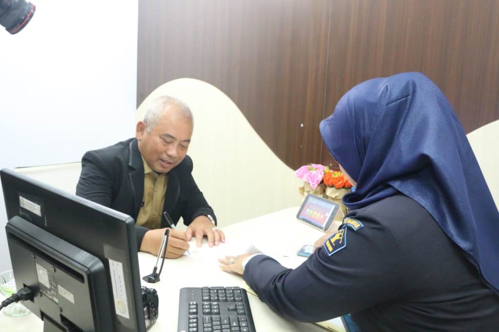 Wali Kota Bekasi, Rahmat Effendi menjajal pembuatan e-Paspor di Kantor Imigrasi Kelas II Non TPI Bekasi. (Foto: Istimewa)