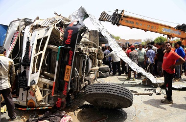 Tabrakan Fatal Bus dan Truk di India, 11 Orang Tewas