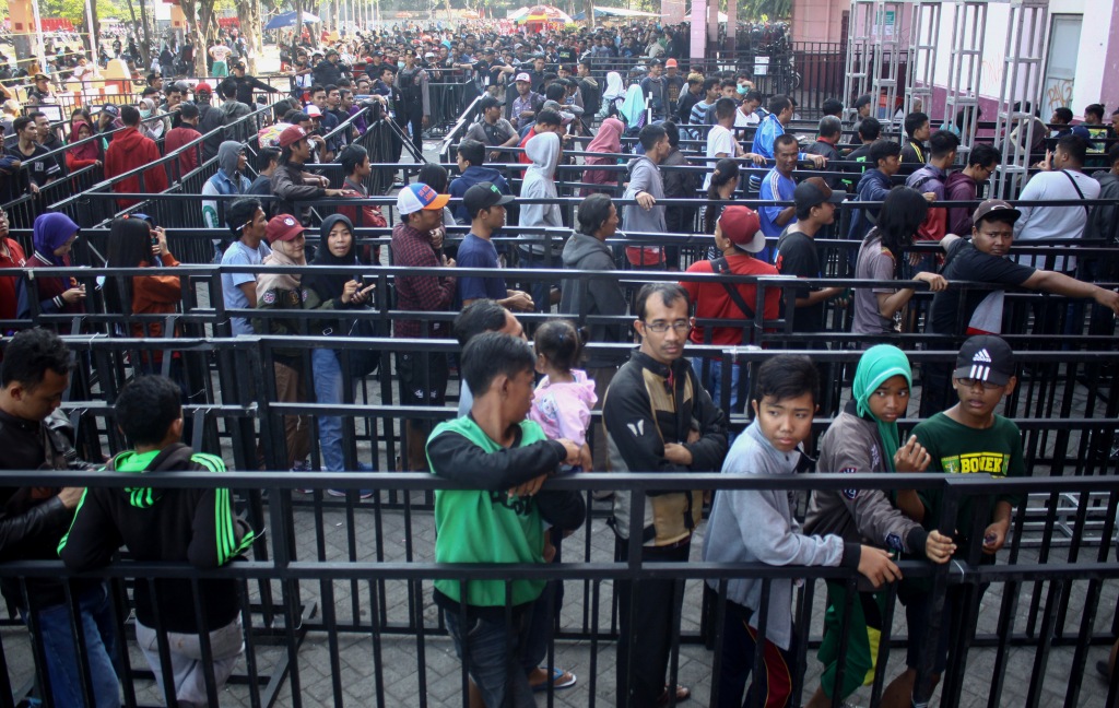 Suasana antrian tiket timnas Indonesia (Foto: Antara/Umarul Faruq)