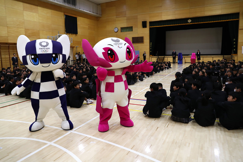 Maskot Olimpiade 2020 Hibur Anak-anak di Tokyo
