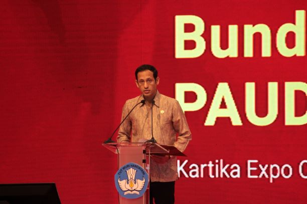 Nadiem Sematkan Pin Emas pada 29 Bunda PAUD