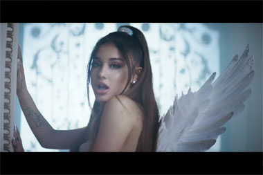 Ariana Grande Sakit