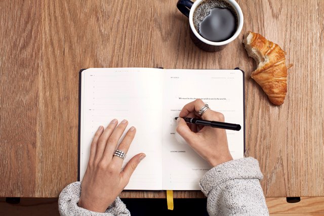 Catat semua hal penting dan tidak penting, termasuk beberapa perhiasan kamu ketika pindah rumah. Jangan sampai ada yang tertinggal. (Foto: Unsplash.com)